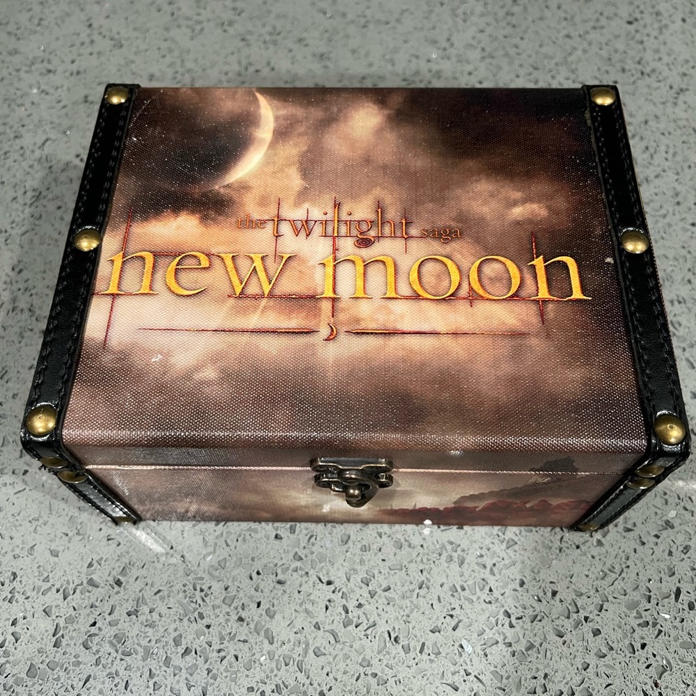 New Moon Vintage Keepsake Box - Hero's And Villains